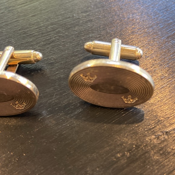 Two pairs of cufflinks.  Oval is silver Rectangle is gold tone - Picture 2 of 7